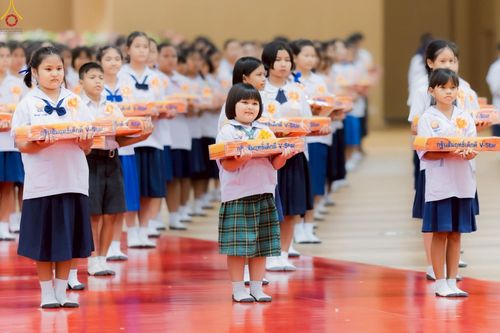 ภาพ No.246084:วันเสาร์ที่ 13 กันยายน พ.ศ. 2568 พิธีมอบผ้าไตรประธานกฐินสัมฤทธิ์เด็กดี V-Star ณ สภาธรรมกายสากล วัดพระธรรมกาย