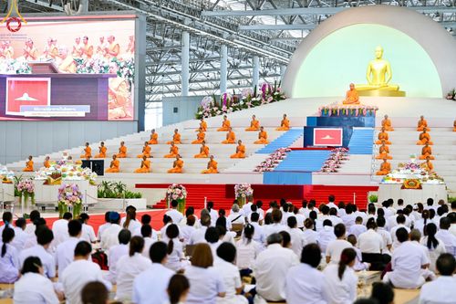 ภาพ No.139232:พิธีตักบาตร , พิธีบูชาข้าวพระ ณ ห้องแก้วสารพัด 1 สภาธรรมกายสากล วัดพระธรรมกาย วันอาทิตย์ต้นเดือนที่ 2 มิถุนายน พ.ศ. 2567