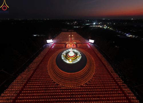ภาพ No.192803:พิธีจุดประทีปถวายเป็นพุทธบูชา และบูชาธรรมมหาปูชนียาจารย์ ณ อนุสรณ์สถานคลองบางนางแท่น อ.สามพราน จ.นครปฐม ในโครงการธรรมยาตรา กตัญญูบูชา มหาปูชนียาจารย์ พระมงคลเทพมุนี(สด จนฺทสโร) พระผู้ปราบมาร อนุสรณ์สถาน 7 แห่ง ปีที่ 13 วันที่ 10 มกราคม พ.ศ. 2568
