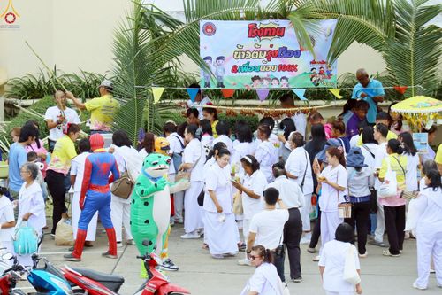 ภาพ No.242053:วันอาทิตย์ที่ 31 สิงหาคม พ.ศ. 2568 พิธีทำบุญแด่คณะสงฆ์ 122 รูป ฉลอง 121 ปี อำเภอคลองหลวง จ.ปทุมธานี เพื่อนำส่งช่วยเหลือคณะสงฆ์ 323 วัด 4 จังหวัดชายแดนภาคใต้ และช่วยเหลือประชาชนจากเหตุปะทะ แนวชายแดนไทย-กัมพูชา ณ บริเวณหน้าที่ว่าการอำเภอคลองหลวง 