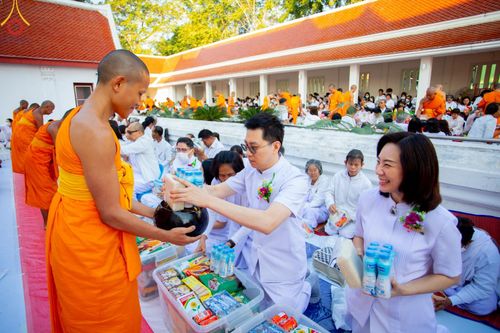 ภาพ No.197805:พิธีตักบาตรพระธรรมยาตรา ณ อนุสรณ์สถานลำดับที่ 4 สถานที่เกิดด้วยกายธรรม วัดโบสถ์(บน) ต.บางคูเวียง จ.นนทบุรี ในโครงการธรรมยาตรา กตัญญูบูชา มหาปูชนียาจารย์ พระมงคลเทพมุนี(สด จนฺทสโร) พระผู้ปราบมาร อนุสรณ์สถาน 7 แห่ง ปีที่ 13 วันที่ 19 มกราคม พ.ศ. 2568