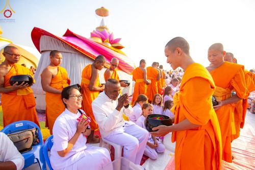 ภาพ No.201194:พิธีตักบาตรพระธรรมยาตรา ณ อนุสรณ์สถานลำดับที่ 5 สถานที่เผยแผ่วิชชาธรรมกายครั้งแรก อนุสรณ์สถานบางปลา วัดบางปลา อำเภอบางเลน จังหวัดนครปฐม ในโครงการธรรมยาตรา กตัญญูบูชา มหาปูชนียาจารย์ พระมงคลเทพมุนี(สด จนฺทสโร) พระผู้ปราบมาร อนุสรณ์สถาน 7 แห่ง ปีที่ 13