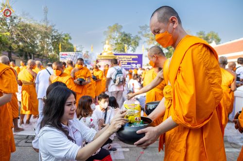ภาพ No.116207:พิธีตักบาตรพระธรรมยาตรา ณ อนุสรณ์สถานลำดับที่ 4 สถานที่เกิดด้วยกายธรรม วัดโบสถ์(บน) จ.นนทบุรี วันที่ 21 มกราคม พ.ศ. 2567