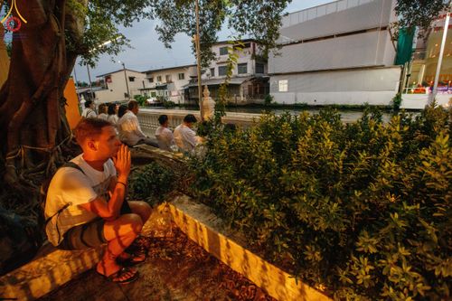 ภาพ No.119330:พิธีจุดประทีปถวายเป็นพุทธบูชา และบูชาธรรมมหาปูชนียาจารย์ พระมงคลเทพมุนี(สด จนฺทสโร) ในโครงการธรรมยาตราฯ วันที่ 26 มกราคม พ.ศ. 2567 ณ อาคารธรรมยาตรา กตัญญูบูชามหาปูชนียาจารย์ ตรงข้ามวัดปากน้ำภาษีเจริญ จ.กรุงเทพมหานคร