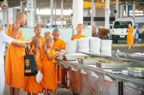 ภาพ No.58986:V.40 ภัตตาหารพระหมื่นวัด เราจัดให้ การปฏิบัติงานของเจ้าหน้าที่และอาสาสมัคร เพื่อรับบุญในการถวายภัตตาหาร แด่คณะสงฆ์ 10,000 กว่าวัดทั่วประเทศ ที่มาร่วมงานวันคุ้มครองโลก จันทร์ที่ 22 เมษายน พ.ศ. 2567 ณ วัดพระธรรมกาย