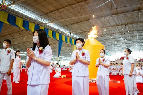 ภาพ No.89604:พิธีตักบาตร ข้าวสารอาหารแห้ง พิธีบูชาข้าวพระ และพิธีจุดเทียนใจ ไฟนิรันดร์  อนันตชัย ณ สภาธรรมกายสากล วัดพระธรรมกาย วันอาทิตย์ที่ 1 ตุลาคม พ.ศ. 2566