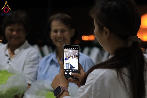 ภาพ No.303320:วันที่ 15-21 มกราคม พ.ศ.2569 ปลิดกลีบดอกเบญจทรัพย์ เพื่อโปรยต้อนรับพระธรรมยาตรา ในโครงการธรรมยาตรา กตัญญูบูชา มหาปูชนียาจารย์ พระมงคลเทพมุนี(สด จนฺทสโร) พระผู้ปราบมาร อนุสรณ์สถาน 7 แห่ง ปีที่ 14 ณ วิหารคด วัดพระธรรมกาย