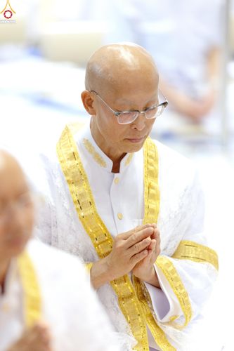 ภาพ No.330742:วันวิสาขบูชา อาทิตย์ที่ 31 พฤษภาคม พ.ศ.2569 พิธีบรรพชาสามเณรอุบาสก 11 ท่าน , พิธีถวายบาตรผ้าไตร และจตุปัจจัยไทยธรรม แด่สามเณร , พิธีอุปสมบทอุทิศชีวิต , พิธีกล่าวคำกัปปิยภัณฑ์  ณ อุโบสถพระไตรปิฎก วัดพระธรรมกาย จังหวัดปทุมธานี