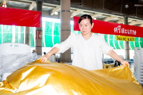 ภาพ No.322320:วันที่ 15 เมษายน พ.ศ.2569 การเตรียมงาน เช็ดโต๊ะ เก้าอี้ ปูผ้าโต๊ะฉัน เพื่องานถวายมหาสังฆทาน 40,000 กว่าวัดทั่วประเทศ วันคุ้มครองโลก 22 เมษายน พ.ศ.2569 วัดพระธรรมกาย