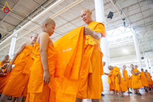 ภาพ No.319556:วันเสาร์ที่ 4 เมษายน พ.ศ.2569 พิธีขอขมา มอบผ้าไตร และถวายบาตรแด่นาคธรรมทายาท ในโครงการบรรพชาสามเณรฟื้นฟูพระพุทธศาสนาทั่วไทย โครงการหน่อแก้วเปรียญธรรม รุ่นที่ 14 โครงการสามเณรยุวธรรมทายาท รุ่นที่ 34 โครงการสามเณรมัชฌิมธรรมทายาท รุ่นที่ 30 ณ สภาธรรมกายสากล