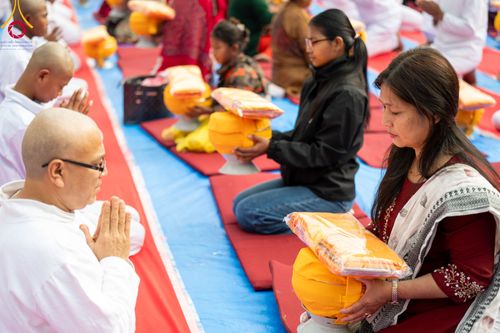 ภาพ No.313430:วันพฤหัสบดีที่ 12 มีนาคม พ.ศ. 2569 พิธีมอบบาตรและผ้าไตรในโครงการบรรพชาสามเณร 500 รูป  ณ นาคบาฮาล (Nagbahal) ประเทศเนปาล