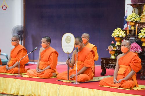 ภาพ No.65527:พิธีเวียนประทักษิณ และขอขมามอบผ้าไตร รุ่นบูชาธรรมมหาปูชนียาจารย์  ปี ๒๕๖๕ ณ วัดพระพุทธบาทราชวรมหาวิหาร  อ.พระพุทธบาท จ.สระบุรี วันเสาร์ที่ ๒๐ พฤศจิกายน พ.ศ. ๒๕๖๕