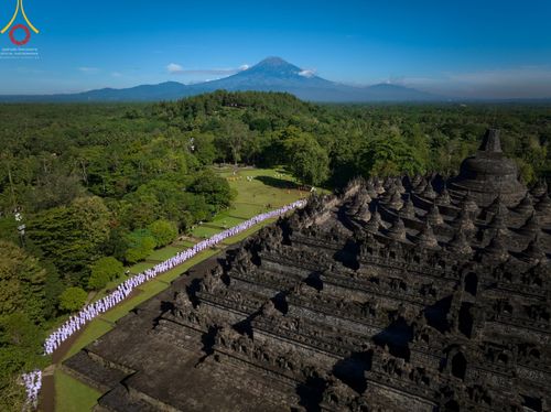 ภาพ No.68189:พิธีเวียนประทักษิณ และวันทาพระมหาเจดีย์บรมพุทโธ ของนาคธรรมทายาท ประเทศอินโดนีเซีย วันที่ 17 ธันวาคม พ.ศ. 2565