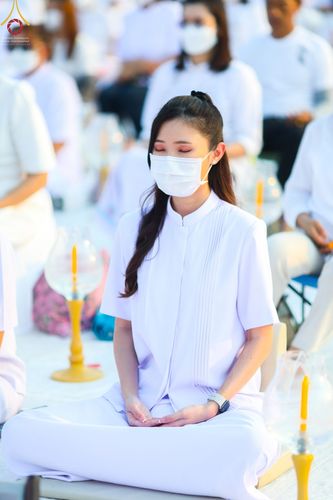 ภาพ No.71860:พิธีจุดประทีปถวายเป็นพุทธบูชา และบูชาธรรมมหาปูชนียาจารย์ ในโครงการธรรมยาตรากตัญญูบูชา มหาปูชนียาจารย์ พระมงคลเทพมุนี(สด จนฺทสโร) พระผู้ปราบมาร ปีที่ 11 ณ อนุสรณ์สถานลำดับที่ 3 สถานที่เกิดใหม่ในเพศสมณะ วัดสองพี่น้อง อ.สองพี่น้อง จ.สุพรรณบุรี วันที่ 17 มกร