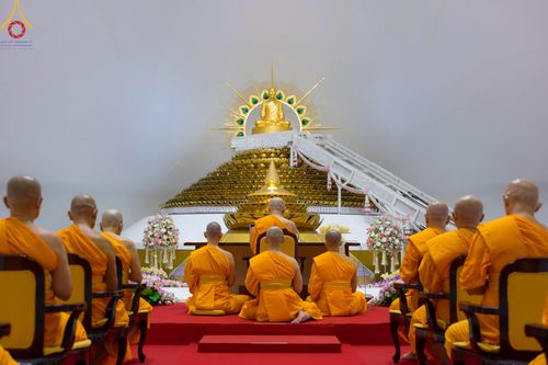 พิธีประดิษฐานรูปหล่อทองคำ  คุณยายอาจารย์มหารัตนอุบาสิกาจันทร์ ขนนกยูง ภายในมหาวิหารคุณยายอาจารย์ฯ เนื่องในวันครูผู้ค้นพบวิชชาธรรมกาย วันศุกร์ที่ 29 กันยายน พ.ศ. 2566 ณ วัดพระธรรมกาย จ.ปทุมธานี
