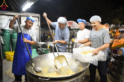 ภาพ No.106018:พิธีถวายภัตตาหารเป็นสังฆทาน แด่คณะพระธรรมยาตราฯ ในโครงการธรรมยาตรากตัญญูบูชา มหาปูชนียาจารย์ พระมงคลเทพมุนี(สด จนฺทสโร) พระผู้ปราบมาร อนุสรณ์สถาน 7 แห่ง ปีที่ 12 วันที่ 3 มกราคม พ.ศ. 2567 ณ อนุสรณ์สถานโลตัสแลนด์ จ.สุพรรณบุรี