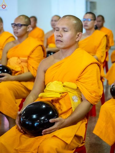 ภาพ No.337581:วันอาทิตย์ต้นเดือน 5 กรกฎาคม พ.ศ.2569 พิธีตักบาตรข้าวสารอาหารแห้ง  ณ บ้านแก้วเรือนทองคุณยายฯ วัดพระธรรมกาย