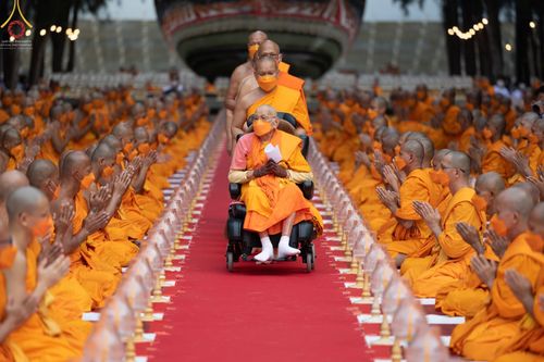 ภาพ No.69319:พิธีจุดประทีปถวายเป็นพุทธบูชา และบูชาธรรมมหาปูชนียาจารย์ ในโครงการธรรมยาตรากตัญญูบูชา มหาปูชนียาจารย์ พระมงคลเทพมุนี(สด จนฺทสโร) พระผู้ปราบมาร ปีที่ 11 ณ อนุสรณ์สถานมหาวิหารพระมงคลเทพมุนี อ.สองพี่น้อง จ.สุพรรณบุรี