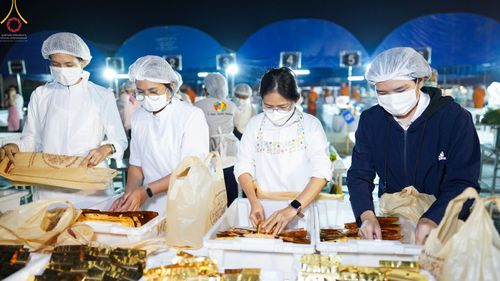 ภาพ No.73986:พิธีถวายภัตตาหารเป็นสังฆทาน แด่คณะพระธรรมยาตราฯ ในโครงการธรรมยาตรากตัญญูบูชา มหาปูชนียาจารย์ พระมงคลเทพมุนี(สด จนฺทสโร) พระผู้ปราบมาร อนุสรณ์สถาน 7 แห่ง ปีที่ 11 วันที่ 24 มกราคม พ.ศ. 2566