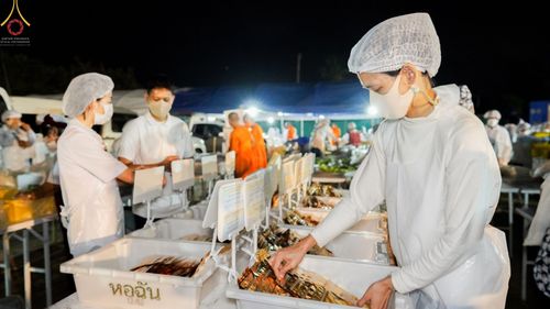 ภาพ No.70370:พิธีถวายภัตตาหารเป็นสังฆทาน แด่คณะพระธรรมยาตราฯ ในโครงการธรรมยาตราฯ ปีที่ 11 ณ อนุสรณ์สถานคลองบางนางแท่น อ.สามพราน จ.นครปฐม วันที่ 12 มกราคม พ.ศ. 2566