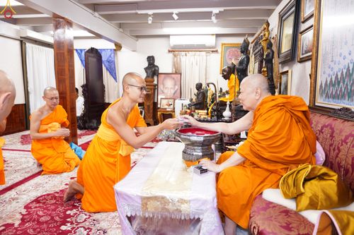 ภาพ No.286251:วันที่ 12 กรกฎาคม พศ.2568 (แรม 2 ค่ำ เดือน 8) พระภิกษุวัดพระธรรมกาย ทำวัตรพระผู้ใหญ่ เนื่องในวันเข้าพรรษา