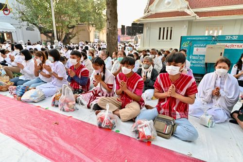 ภาพ No.73538:พิธีตักบาตรพระธรรมยาตราฯ ในโครงการธรรมยาตรากตัญญูบูชา มหาปูชนียาจารย์ พระมงคลเทพมุนี(สด จนฺทสโร) พระผู้ปราบมาร ปีที่ 11 ณ อนุสรณ์สถานลำดับที่ 4 สถานที่เกิดด้วยกายธรรม วัดโบสถ์ (บน) บางคูเวียง อ.บางกรวย จ.นนทบุรี วันที่ 22 มกราคม พ.ศ. 2566