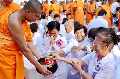 ภาพ No.289414:วันที่ 7 มกราคม พ.ศ. 2569 พิธีตักบาตรพระธรรมยาตรา ณ อนุสรณ์สถานลำดับที่ 1 สถานที่เกิดด้วยรูปกายเนื้อ อนุสรณ์สถานมหาวิหารพระมงคลเทพมุนี (โลตัสแลนด์) อ.สองพี่น้อง จ.สุพรรณบุรี ในโครงการธรรมยาตรา กตัญญูบูชา มหาปูชนียาจารย์ พระมงคลเทพมุนี(สด จนฺทสโร) พระผู้ป