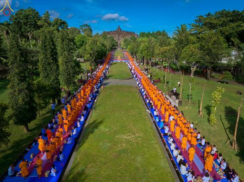 พิธีตักบาตร ณ พระมหาเจดีย์บรมพุทโธ ประเทศอินโดนีเซีย วันที่ 18 ธันวาคม พ.ศ. 2565