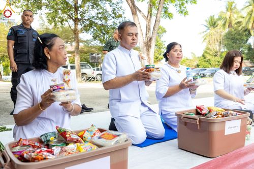 ภาพ No.137632:พิธีตักบาตร พิธีถวายสังฆทานแด่คณะสงฆ์ 323 วัด พิธีทำบุญอุทิศส่วนกุศลแด่ผู้วายชนม์ ในเหตุการณ์ความไม่สงบ 4 จังหวัดชายแดนภาคใต้ ปีที่ 20 ครั้งที่ 169 และพิธีมอบกองทุนหนุนแรงใจช่วยครูใต้ ปีที่ 17 ครั้งที่ 134 วันที่ 25 พฤษภาคม พ.ศ.2567 อ.ตากใบ จ.นราธิวาส
