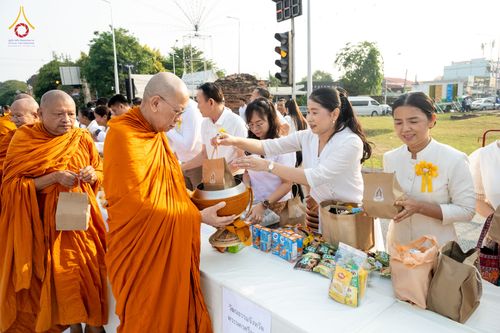 ภาพ No.318081:วันเสาร์ที่ 4 เมษายน พ.ศ. 2569 งานทำบุญเมืองใจกลางอยุธยา  ตักบาตรพระ 1,109 รูป ณ ถนนชีกุน หน้าวัดมหาธาตุ และวัดราชบูรณะ