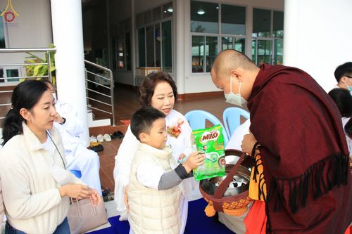 ภาพ No.68547:พิธีเจริญพระพุทธมนต์และตักบาตรพระ ๑,๐๐๐ รูป บำเพ็ญกุศลเพื่อถวายพระพรชัยแด่ สมเด็จพระเจ้าลูกเธอเจ้าฟ้าพัชรกิติยาภา นเรนทิราเทพยวดี กรมหลวงราชสาริณีสิริพัชร มหาวัชรราชธิดา และ ฉลองเมืองลำปาง ๑,๓๔๒ ปี วันศุกร์ที่ ๓๐ ธันวาคม พ.ศ.๒๕๖๕ ณ ศูนย์ปฏิบัติธรรมลำปาง 