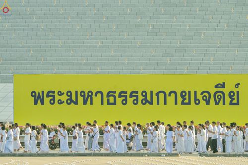 ภาพ No.330403:วันวิสาขบูชา อาทิตย์ที่ 31 พฤษภาคม พ.ศ.2569 พิธีเวียนประทักษิณ และพิธีวันทาเจดีย์ ณ พระมหาธรรมกายเจดีย์ วัดพระธรรมกาย จังหวัดปทุมธานี