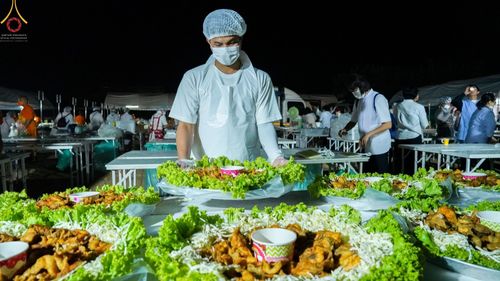 ภาพ No.69906:พิธีถวายภัตตาหารเป็นสังฆทาน แด่คณะพระธรรมยาตราฯ ในโครงการธรรมยาตราฯ ปีที่ 11 ณ อนุสรณ์สถานมหาวิหารพระมงคลเทพมุนี อ.สองพี่น้อง จ.สุพรรณบุรี วันที่ 9 มกราคม พ.ศ. 2566