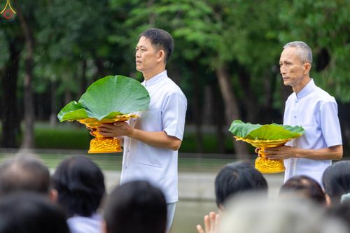 ภาพ No.330611:วันที่ 30 พฤษภาคม พ.ศ.2569 พิธีตัดปอยผมและปลงผม อุบาสกอุปสมบทอุทิศชีวิต 11 ท่าน (ภาพชุดที่ 2) ณ โบสถ์พระไตรปิฎก วัดพระธรรมกาย จังหวัดปทุมธานี