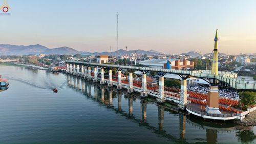 ภาพ No.284141:วันเสาร์ที่ 20 ธันวาคม พ.ศ.2568  พิธีตักบาตรพระ 10,000 รูป เนื่องในโอกาส 194 ปี จังหวัดกาญจนบุรี และอุทิศส่วนกุศลให้แด่บรรพชนทั้งหลาย บริเวณถนนสองแคว (Skywalk) เมืองกาญจนบุรี