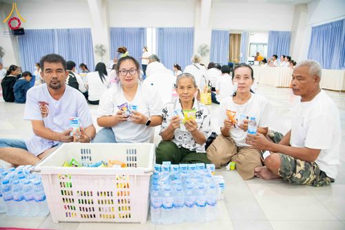 ภาพ No.321784:วันที่ 12 เมษายน พ.ศ.2569 ตักบาตรสงกรานต์ฉลองสามเณรใหม่  ณ ศูนย์ปฏิบัติธรรมระยอง(บ้านช่องลม)