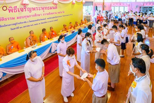 ภาพ No.73704:พิธีเจริญพระพุทธมนต์ ปฏิบัติธรรม มอบทุนการศึกษา ถวายสังฆทาน 106 วัด เพื่อถวายเป็นพุทธบูชา และขับเคลื่อนโครงการหมู่บ้านรักษาศีล 5  โดยคณะสงฆ์จังหวัดนนทบุรี คณะศิษยานุศิษย์วัดพระธรรมกาย โครงการธรรมยาตราฯ ปีที่ 11 ณ วัดตะเคียน อ.บางกรวย จ.นนทบุรี วันที่ 21 