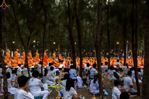 ภาพ No.69435:พิธีจุดประทีปถวายเป็นพุทธบูชา และบูชาธรรมมหาปูชนียาจารย์ ในโครงการธรรมยาตรากตัญญูบูชา มหาปูชนียาจารย์ พระมงคลเทพมุนี(สด จนฺทสโร) พระผู้ปราบมาร ปีที่ 11 ณ อนุสรณ์สถานมหาวิหารพระมงคลเทพมุนี อ.สองพี่น้อง จ.สุพรรณบุรี