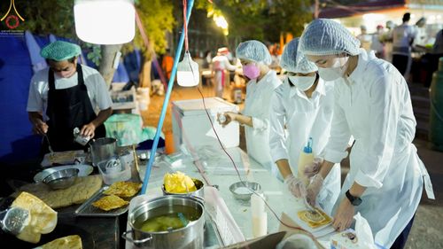 ภาพ No.72136:พิธีถวายภัตตาหารเป็นสังฆทาน แด่คณะพระธรรมยาตราฯ ในโครงการธรรมยาตรากตัญญูบูชา มหาปูชนียาจารย์ พระมงคลเทพมุนี(สด จนฺทสโร) พระผู้ปราบมาร อนุสรณ์สถาน 7 แห่ง ปีที่ 11 วันที่ 18 มกราคม พ.ศ. 2566