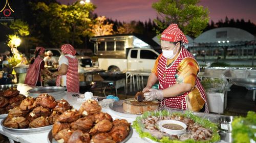 ภาพ No.71300:พิธีถวายภัตตาหารเป็นสังฆทาน แด่คณะพระธรรมยาตราฯ ในโครงการธรรมยาตรากตัญญูบูชา มหาปูชนียาจารย์ พระมงคลเทพมุนี(สด จนฺทสโร) พระผู้ปราบมาร อนุสรณ์สถาน 7 แห่ง ปีที่ 11 วันที่ 15 มกราคม พ.ศ. 2566