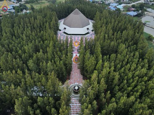 ภาพ No.69576:พิธีตักบาตรพระธรรมยาตราฯ ในโครงการธรรมยาตรากตัญญูบูชา มหาปูชนียาจารย์ พระมงคลเทพมุนี(สด จนฺทสโร) พระผู้ปราบมาร ปีที่ 11 ณ อนุสรณ์สถานลำดับที่ 1 สถานที่เกิดด้วยรูปกายเนื้อ อนุสรณ์สถานมหาวิหารพระมงคลเทพมุนี อ.สองพี่น้อง จ.สุพรรณบุรี