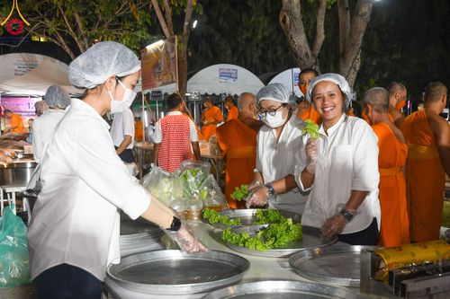 ภาพ No.106301:พิธีถวายภัตตาหารเป็นสังฆทาน แด่คณะพระธรรมยาตราฯ ในโครงการธรรมยาตรากตัญญูบูชา มหาปูชนียาจารย์ พระมงคลเทพมุนี(สด จนฺทสโร) พระผู้ปราบมาร อนุสรณ์สถาน 7 แห่ง ปีที่ 12 วันที่ 5 มกราคม พ.ศ. 2567 ณ อนุสรณ์สถานโลตัสแลนด์ จ.สุพรรณบุรี