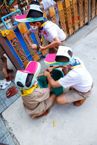 ภาพ No.72740:พระธรรมยาตรา ปฏิบัติศาสนกิจทำนุบำรุงศาสนสถาน, สวดธรรมจักร ,ปฏิบัติธรรม ร่วมกับชุมชน,นักเรียนเด็กดีวีสตาร์ ในโครงการธรรมยาตรากตัญญูบูชา มหาปูชนียาจารย์ พระมงคลเทพมุนี(สด จนฺทสโร) พระผู้ปราบมาร อนุสรณ์สถาน 7 แห่ง ปีที่ 11 ณ วัดโบสถ์(บน) อ.บางกรวย จ.นนทบุรี