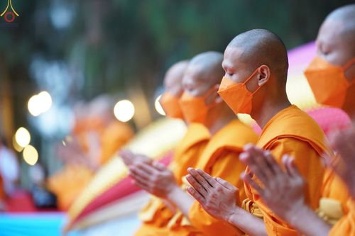 ภาพ No.69667:พิธีตักบาตรพระธรรมยาตราฯ ในโครงการธรรมยาตรากตัญญูบูชา มหาปูชนียาจารย์ พระมงคลเทพมุนี(สด จนฺทสโร) พระผู้ปราบมาร ปีที่ 11 ณ อนุสรณ์สถานลำดับที่ 1 สถานที่เกิดด้วยรูปกายเนื้อ อนุสรณ์สถานมหาวิหารพระมงคลเทพมุนี อ.สองพี่น้อง จ.สุพรรณบุรี