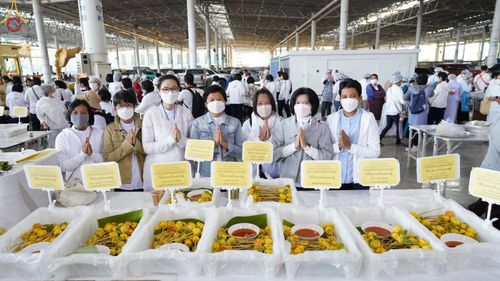 ภาพ No.75014:พิธีถวายภัตตาหารเป็นสังฆทาน แด่คณะพระธรรมยาตราฯ ในโครงการธรรมยาตรากตัญญูบูชา มหาปูชนียาจารย์ พระมงคลเทพมุนี(สด จนฺทสโร) พระผู้ปราบมาร อนุสรณ์สถาน 7 แห่ง ปีที่ 11 วันที่ 30 มกราคม พ.ศ. 2566