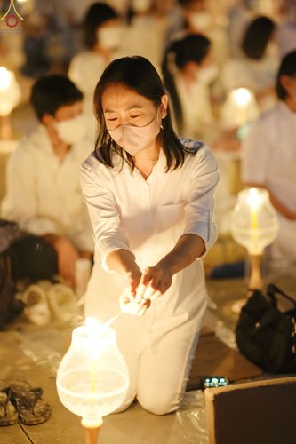 ภาพ No.75387:พิธีจุดประทีปถวายเป็นพุทธบูชา และบูชาธรรมมหาปูชนียาจารย์ ในโครงการธรรมยาตรากตัญญูบูชา มหาปูชนียาจารย์ พระมงคลเทพมุนี(สด จนฺทสโร) พระผู้ปราบมาร ปีที่ 11 ณ อนุสรณ์สถานลำดับที่ 7 สถานที่ขยายวิชชาธรรมกาย วัดพระธรรมกาย จ.ปทุมธานี วันที่ 31 มกราคม พ.ศ. 2566