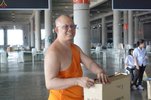 ภาพ No.321953:วันที่ 11-12 เมษายน พ.ศ.2569 การเตรียมงาน มัดถุงน้ำ , ผูกผ้าระบาย , เตรียมจุดฉันภัตตาหาร เพื่องานถวายมหาสังฆทาน 40,000 กว่าวัดทั่วประเทศ วันคุ้มครองโลก 22 เมษายน พ.ศ.2569 วัดพระธรรมกาย