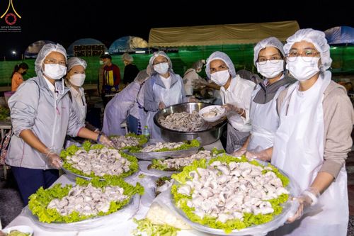 ภาพ No.74499:พิธีถวายภัตตาหารเป็นสังฆทาน แด่คณะพระธรรมยาตราฯ ในโครงการธรรมยาตรากตัญญูบูชา มหาปูชนียาจารย์ พระมงคลเทพมุนี(สด จนฺทสโร) พระผู้ปราบมาร อนุสรณ์สถาน 7 แห่ง ปีที่ 11 วันที่ 27 มกราคม พ.ศ. 2566