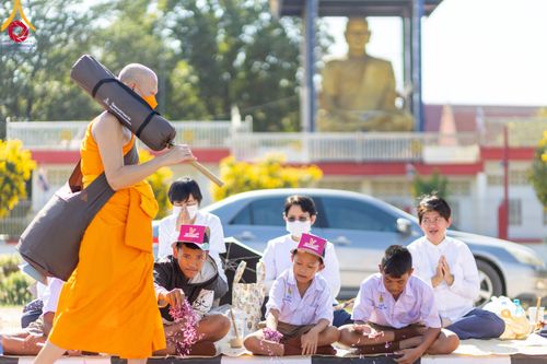 ภาพ No.106128:พิธีต้อนรับพระธรรมยาตรา ชุด 2 ในโครงการธรรมยาตรากตัญญูบูชา มหาปูชนียาจารย์  พระมงคลเทพมุนี(สด จนฺทสโร) พระผู้ปราบมาร  อนุสรณ์สถาน 7 แห่ง ปีที่ 12  วันที่ 3 มกราคม พ.ศ. 2567  ณ อนุสรณ์สถานโลตัสแลนด์ จ.สุพรรณบุรี