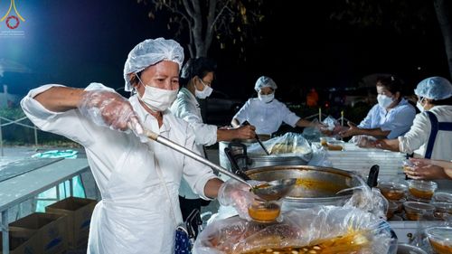 ภาพ No.71764:พิธีถวายภัตตาหารเป็นสังฆทาน แด่คณะพระธรรมยาตราฯ ในโครงการธรรมยาตรากตัญญูบูชา มหาปูชนียาจารย์ พระมงคลเทพมุนี(สด จนฺทสโร) พระผู้ปราบมาร อนุสรณ์สถาน 7 แห่ง ปีที่ 11 วันที่ 17 มกราคม พ.ศ. 2566